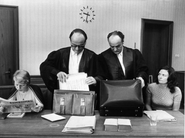 Mordprozess Ihns / Andersen, 1974, Bildquelle: EMMA-Archiv, Die Angeklagten mit Anwälten am 21.08.1974 vor Gericht