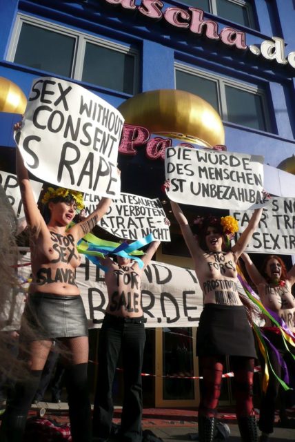 Femen-Aktion in Köln, 2012, Externer Link: EMMAonline