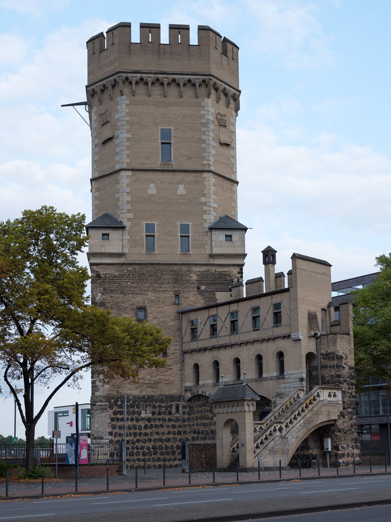 Bayenturm-Außen-von-Rheinuferstraße-gegenueber-tag