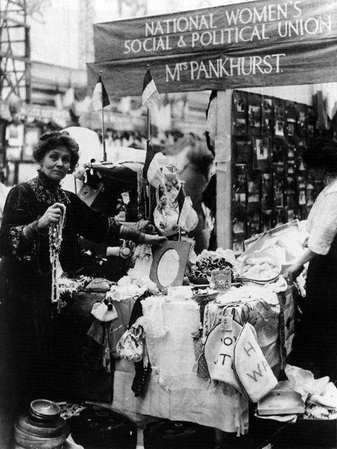 Emmeline Pankhurst am Infostand der NWSPU, Juli 1908, Quelle: Purvis, June: Emmeline Pankhurst : A biography - 1. Aufl. - London and New York : Routledge, 2002. (FMT-Signatur BG.03.PANK-E.003)