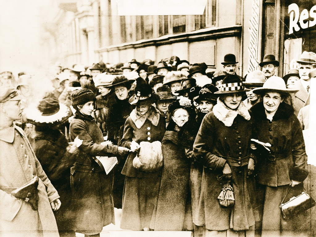 Wahl zur Nationalversammlung 1919 - erstmals sind Frauen stimmberechtigt ©ullstein Bild (FMT-Signatur FT.03.0528)